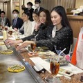 お好み焼き作りを体験する東南アジア5カ国のミス・インターナショナル代表ら＝5日、大阪市（NNA＝共同）