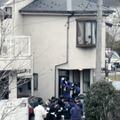 一家4人が殺害された宮沢みきおさん宅を調べる捜査員ら＝2000年12月、東京都世田谷区