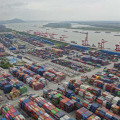 中国江蘇省・南京の港に並ぶコンテナ＝10月（AP＝共同）