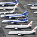 羽田空港の駐機場に並ぶ全日空機と日航機