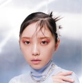 乃木坂46与田祐希、トレンド浮上中“Y3K”メイクに挑戦 非現実的な美しさ放つ 画像