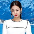 BLACKPINKジェニー、東京出没“ドンキ前”ショットにファン驚き「遭遇したかった」 画像