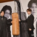 次々と報道陣のリクエストに応じる森本慎太郎、渡辺翔太／クールなお顔もバッチリ！（C）モデルプレス