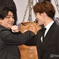顔がグッと近づき、照れながら腕を組む森本慎太郎、渡辺翔太（C）モデルプレス