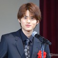 「第39回ATP賞テレビグランプリ受賞式」に登壇した鈴鹿央士（C）モデルプレス