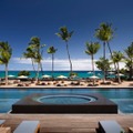 ハワイ島に新ホテル「コナ ビレッジ ローズウッド リゾート」海が煌めくバープールや寛ぎの客室を完備 画像