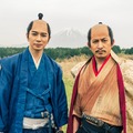 松本潤、岡田准一（C）NHK