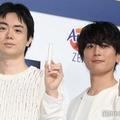 新商品発表会に登壇した菅田将暉、間宮祥太朗（C）モデルプレス