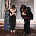 盛り土に向かって「エロイムエッサイム」の呪文を唱えた橋本環奈、重岡大毅（C）モデルプレス