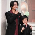 息子役の正垣湊都の肩を抱いてフォローする重岡大毅（C）モデルプレス