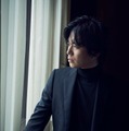 加藤シゲアキ／撮影：羽田誠、スタイリスト：十川ヒロコ、ヘアメイク：KEIKO（Sublimation）、アートディレクション：高倉健太（GLYPH Inc.）
