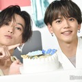 バースデーケーキと記念撮影をする八木勇征、中島颯太（C）モデルプレス
