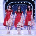 ステージで手をつなぐ（左から）賀喜遥香、井上和、遠藤さくら（Ｃ）日刊スポーツ新聞社