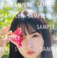 上村ひなの「そのままで」特典ポストカード／撮影：藤原宏