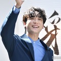 乾杯をする小関裕太（C）モデルプレス