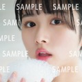上村ひなの「そのままで」特典ポストカード／撮影：藤原宏