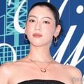 「ティファニー表参道」オープニングイベントのレッドカーペットに登場した三吉彩花（C）モデルプレス