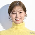 記者発表会に鮮やかなイエローのニットで出席した白石麻衣（C）モデルプレス