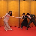 バトンタッチセレモニーに出席した趣里、浜辺美波、神木隆之介（C）NHK