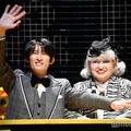 黒柳徹子と目線の高さを合わせる優男・向井康二（C）モデルプレス