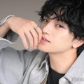 モデルプレスのインタビューに応じた中島健人（C）モデルプレス