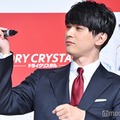 ペンの太さを確認する吉沢亮（C）モデルプレス