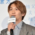 祖母からよくわからないが美味しい食べ物をもらう藤原丈一郎（C）モデルプレス