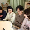 （左から）森崎ウィン、板谷由夏、山中崇、渡邉理佐「ブラックファミリア～新堂家の復讐～」第2話より（C）読売テレビ