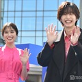 笑顔全開でブルーカーペットに登場した広瀬アリス＆道枝駿佑（C）モデルプレス