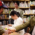 （右）阿部寛「すべて忘れてしまうから」第3話より（C）テレビ東京／（C）2022 Disney and related entities