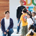 涙を流す子供に声をかけるTETSUYA「EXILE TETSUYA with EXPG」の様子（C）SDGs FES in EDOGAWA 2023