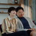稲垣貴子、稲垣啓太／WEBムービー「ウォールフィットテレビのあるくらし」篇より（提供写真）