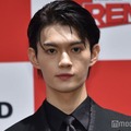 黒髪姿をお披露目した佐野勇斗（C）モデルプレス