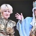 記者に「かっこよく撮ってください」と呼びかけた元木湧、それを優しく見守る豊田陸人／「SEVENー西遊記7つの戦いー」カーテンコールより（C）モデルプレス