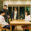 作間龍斗、小林薫、吉岡秀隆、小池栄子「コタツがない家」第4話より（C）日本テレビ