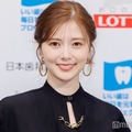 「ベストスマイル・オブ・ザ・イヤー2023」を授賞した白石麻衣（C）モデルプレス