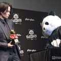 「anan AWARD」受賞者初？パンダにバラを差し出す菊池風磨、照れるパンダ（C）モデルプレス