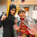 岩田剛典、香取慎吾「笑いに魂を売った男たち」 より（C）日本テレビ