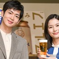 ビールのイベントに出席した松下洸平、芳根京子（C）モデルプレス