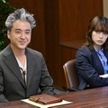 （左から）ムロツヨシ、平手友梨奈「うちの弁護士は手がかかる」第8話より（C）フジテレビ