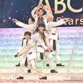 5starsポーズを求められ笑顔があふれるA.B.C-Z（下から時計回りに）河合郁人、五関晃一、橋本良亮、塚田僚一、戸塚祥太（C）モデルプレス