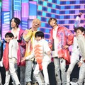 メドレーで盛り上げるA.B.C-Z（左から）五関晃一、戸塚祥太、塚田僚一、橋本良亮、河合郁人（C）モデルプレス