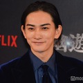 髪を一つに束ねた姿がセクシーな町田啓太（C）モデルプレス