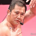 とにかく明るい安村（C）モデルプレス