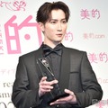 「トロフィーの持ち方合ってます？」と確認する渡辺翔太（C）モデルプレス
