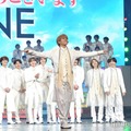 ステージ中央で歓声を浴びて気持ちよくなる佐々木大光、見守る7 MEN 侍、HiHi Jets、美 少年ら／「Act ONE」公開記者会見の様子（C）モデルプレス