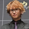 新事業発表イベントに出席した飯田祐基氏（C）モデルプレス