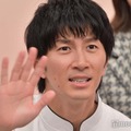 モニターで自分の盛れを確認していた濱田崇裕（C）モデルプレス
