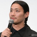 野村周平、おさげヘアで登場 舞台上で記者に“訂正”求める「謝らなきゃいけない」＜サイレントラブ＞ 画像