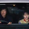 田辺誠一、影山優佳「ハコビヤ」第1話より（C）「ハコビヤ」製作委員会